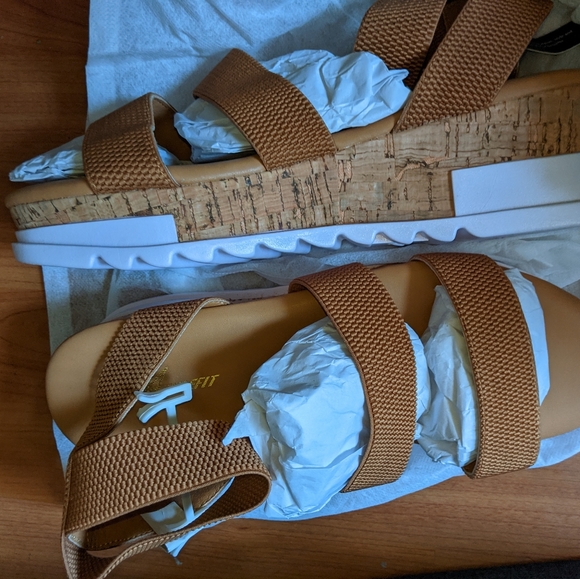 Shoes 👟 - Picture 1 of 2